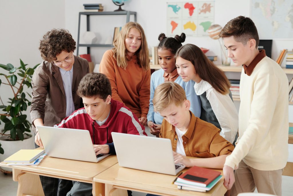 Líderes en Competencia Digital Docente Pexels Max Fischer 5212687 1024x683